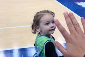 天津外援詹姆斯女兒和場邊球迷一一擊掌，真的太可愛了????