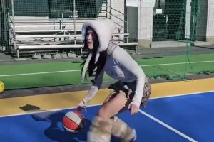 日本女生模仿歐文花式運球上籃，有一說一沒幾個吧友能做到吧??