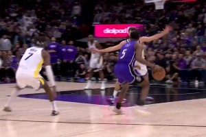 毫無壓力！?？怂挂粋€撤步直接出空位??招牌中投一錘定音收比賽