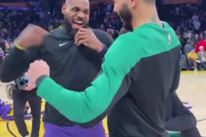 兩位全明星首發(fā)！詹姆斯與塔圖姆賽前擁抱寒暄，老詹表情滑稽??