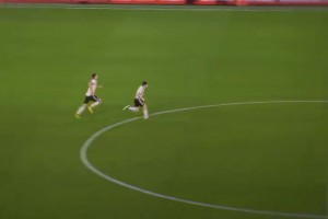 擁有著接近于梅西的步頻和堪比C羅的身體素質(zhì)，他怎么能不無敵呢