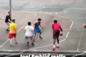 沒想到吧，恩比德跟路人打野球也是這個打法