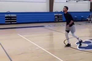 真的一模一樣！庫里模仿恩比德打球！喊出來的那一刻真的繃不住了