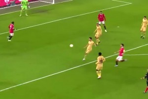 就是優(yōu)雅！布斯克茨的擺脫真是舉重若輕！漫不經(jīng)心間過掉對(duì)手！