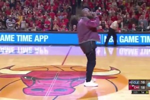 經(jīng)典名場面！侃爺當(dāng)年在公牛主場的表演！現(xiàn)場觀眾不太給力啊~