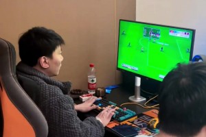 兩個(gè)80后躲進(jìn)網(wǎng)吧包廂 就是為了這個(gè)