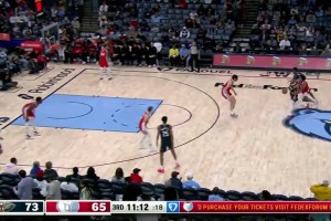 ??太炸裂了！2米24的扎克-埃迪慘遭鵜鶘中鋒米西暴力隔扣！