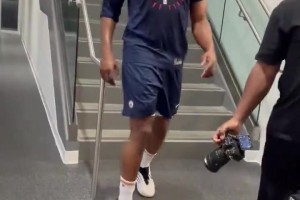 ??努力！哈登大晚上在球館加練三分，還跑樓梯拉體能