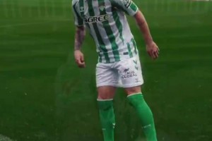 不愧是你！安東尼剛到貝蒂斯，就向新東家展示轉(zhuǎn)圈圈絕活！