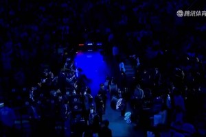 身著西裝瀟灑亮相！文斯-卡特個人籃網(wǎng)15號球衣退役儀式