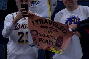 湖勇現(xiàn)場球迷打出橫幅：我跨越6000英里，來看兩個GOAT打球！