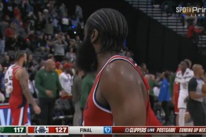 40分對你來說稀松平常！哈登賽后一臉淡定，站在球場上準備接受采訪！