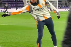 姆巴佩熱身時(shí)與小球迷打招呼握手，小球迷激動(dòng)的嘴都合不上了??