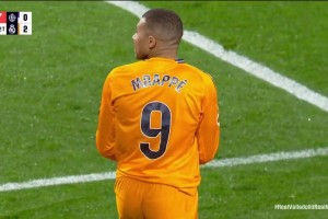 貝林厄姆腳后跟做球！姆巴佩小角度爆射擊中邊網(wǎng)！