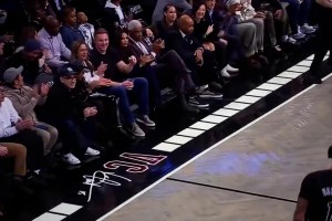 聽說你今天球衣退役！拉塞爾投進三分后，指向了場邊的卡特