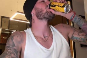 德保羅喝的啥玩意，喝得眼神都迷離了??