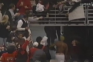 笑得合不攏嘴！當(dāng)年被驅(qū)逐的羅德曼把球衣給了美女球迷！