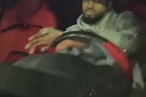 這里也有你??喬治開車被堵在費城老鷹球迷的慶?；顒又??