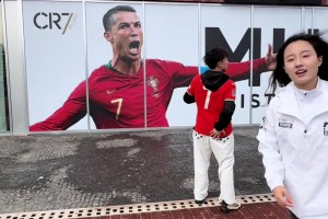 致命打??！讓你倒過來打“C羅粉絲”，沒讓你直接打他下體??