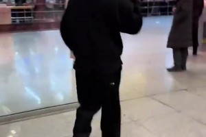 人氣爆表！郭艾倫回遼寧過年，機場大批球迷守候舉牌子