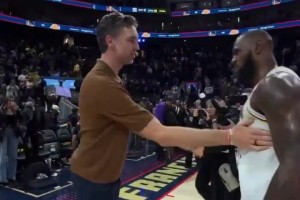 網(wǎng)友：有人說詹姆斯不會突破，我氣哭了！徐靜雨：......