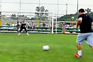 這胖子說在歐洲豪門踢過球，你信嗎？??