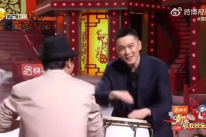 遼籃現(xiàn)身遼寧衛(wèi)視春晚：楊鳴穿著西裝運(yùn)球，趙繼偉還上演暴扣
