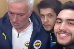 一把年紀(jì)了也不放過啊??男球迷靠著穆里尼奧肩膀還親了一口