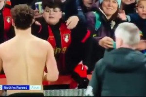 科爾克茲你小子眼里只有女人是吧??人家小朋友先招手要的球衣