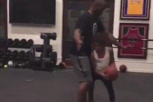 科比當(dāng)年和gigi打球斗牛的視頻，有孩子的真的看不了??????