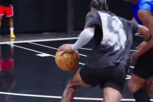 打小朋友！外網(wǎng)網(wǎng)紅惡搞：當(dāng)你在街頭打球，防守人是文班亞馬時(shí)！