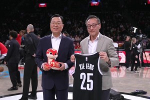 籃網(wǎng)蛇年春節(jié)賽！駐美大使謝鋒與籃網(wǎng)老板蔡崇信交換新年禮物??