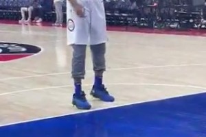 啥造型啊??恩比德把球褲穿在了長褲外邊 賽前熱身后缺席比賽