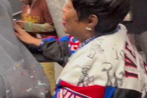 老詹也曾是艾弗森的球迷！詹姆斯與艾弗森的母親激動擁抱