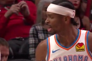 球迷在比賽中朝SGA大喊：今天我生日，比賽結(jié)束球衣給我可以嗎？賽后果然如愿