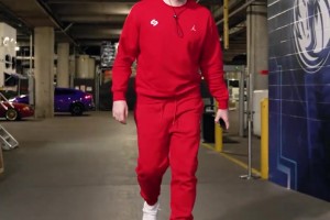 小伙子路走寬了！東契奇一身紅裝祝中國球迷新年快樂??????