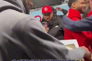 老詹賽后遇到艾弗森媽媽 認(rèn)真細(xì)致的完成簽名&合影