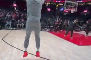 重回波特蘭！利拉德在熟悉的場地?zé)嵘?三分蹭蹭進