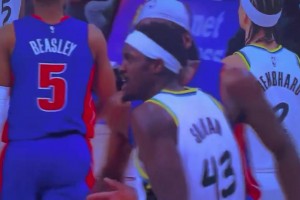 怎么會(huì)這么狂躁？??斯圖爾特?fù)屜禄@板怒目圓睜，朝西卡大吼！