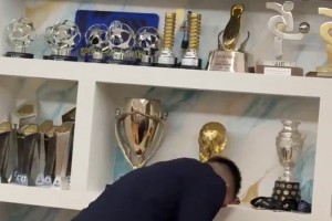 到家后勞塔羅把職業(yè)生涯首個(gè)歐冠帽子戲法用球放在了C位?