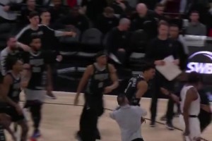 罕見(jiàn)的暴怒??文班被祖巴茨大力推飛，迅速起身沖上前被眾人攔住