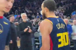 隊(duì)內(nèi)氛圍真不錯(cuò)??賽后勇士球員們互相撞胸?fù)肀?，嘴哥還笑著比耶