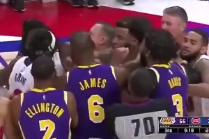 真有暴力傾向??！斯圖爾特離場(chǎng)時(shí)，朝步行者替補(bǔ)席比射擊動(dòng)作挑釁