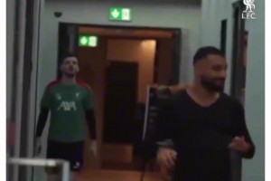 薩拉赫和索博在聊天，后面的羅伯遜：為你唱愛的故事??