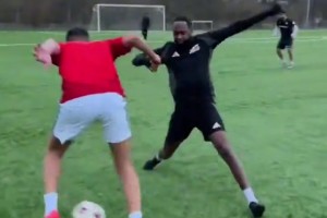 球迷模仿穆西亞拉盤帶動作，最后出現(xiàn)的卡瓦哈爾不要太真實??