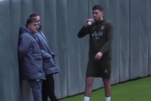 羅德里現(xiàn)身訓(xùn)練場(chǎng)，膝蓋留下超長(zhǎng)疤痕