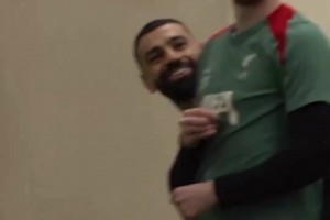 瞧給加克波高興的??羅伯遜把球一腳踢進(jìn)籃球框李