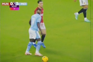 安東尼生氣的時候還挺可愛，小手對著多庫揮來揮去??