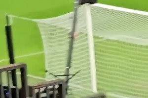 姆巴佩這腳射門……攝影機：是誰干了我一腳，腦袋都被干歪了??