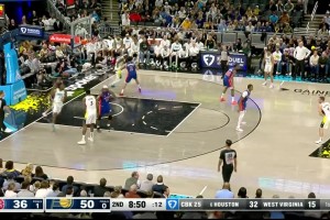 離挨揍就差一點(diǎn)了！斯圖爾特故意肘翻托馬斯-布萊恩特，吃到二級(jí)惡犯直接被驅(qū)逐！